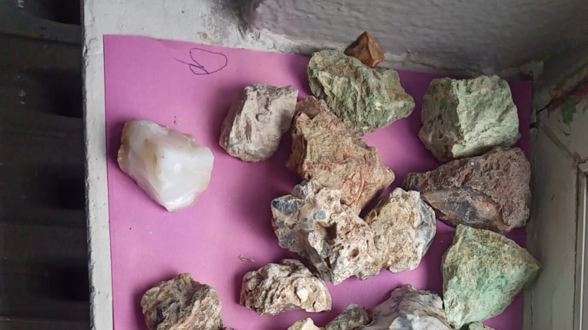 Değişik mineralleri içeren farklı taş örnekleri.